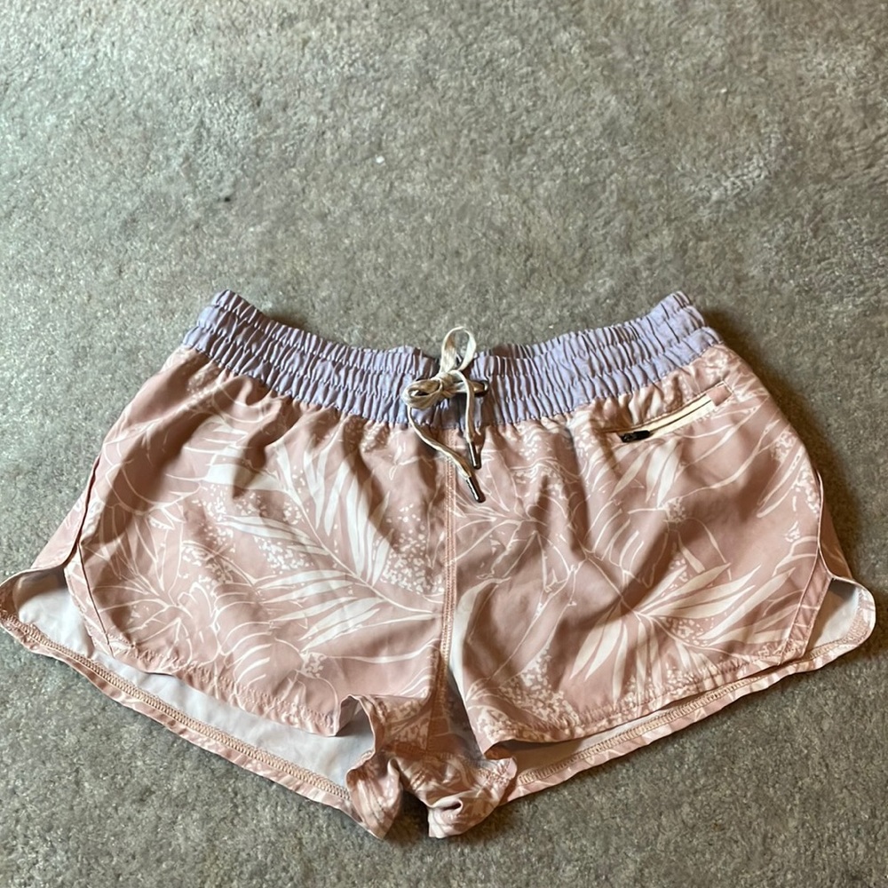Vuori shorts clementine size medium